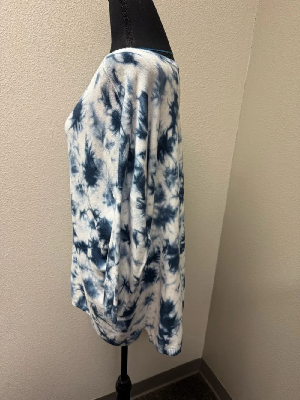 NWT GF Collection Tie Dye Sweater Large Blue White Varsity Lightweight Knit Top - Picture 3 of 9